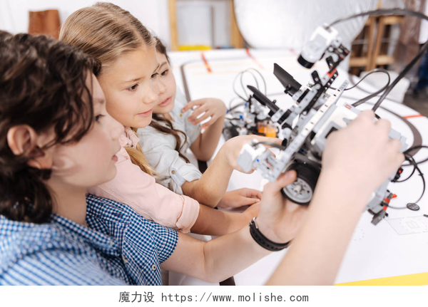 孩子们在实验室研究机器装配细心的孩子测试科技发明在学校